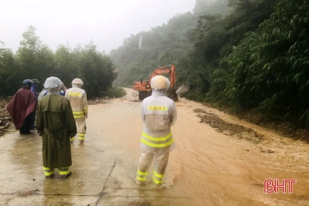Bí thư Tỉnh ủy Hoàng Trung Dũng kiểm tra tình hình sạt lở tại TX Kỳ Anh