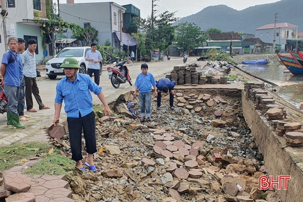 Mưa lớn gây sạt lở mặt kè âu thuyền, đường giao thông nông thôn ở Lộc Hà, Đức Thọ