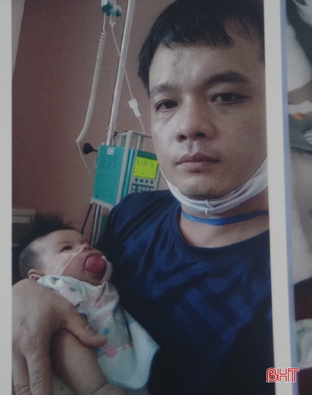 Biên phòng Hà Tĩnh hỗ trợ 50 triệu đồng cho gia đình quân nhân có con bị bệnh hiểm nghèo