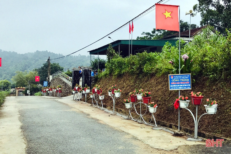 Tuổi trẻ xã biên giới làm đường hoa chào mừng Đại hội Đảng bộ Hà Tĩnh