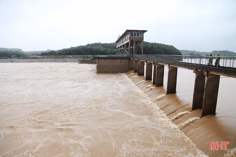 Các hồ đập xả tràn điều tiết lũ phải đảm bảo an toàn cho người dân