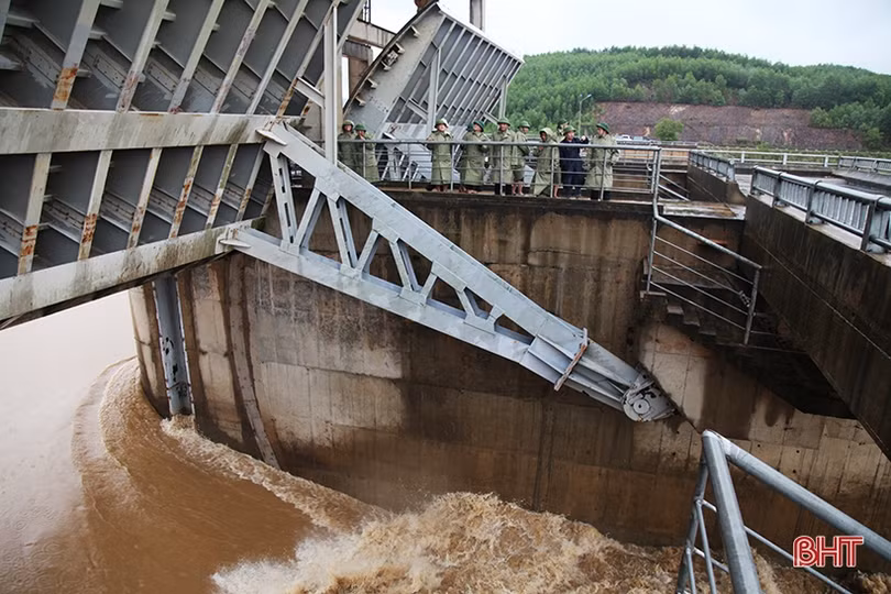 Các hồ đập xả tràn điều tiết lũ phải đảm bảo an toàn cho người dân