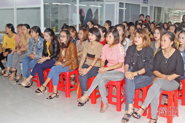 Trao tặng 300 bộ áo dài cho nữ công nhân các doanh nghiệp ở Hà Tĩnh