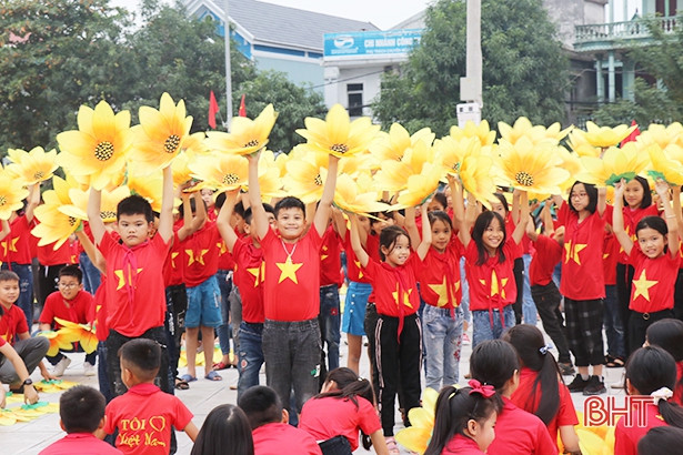 Thiếu nhi Thạch Hà đồng diễn chào mừng Đại hội Đảng bộ tỉnh