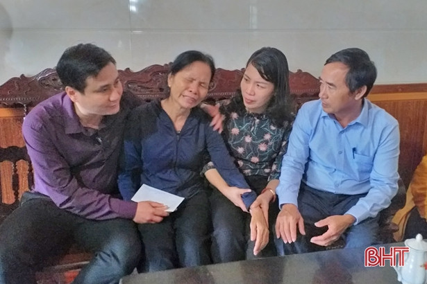 Thăm hỏi, động viên các gia đình Hà Tĩnh có người bị nạn do thiên tai ở Thừa Thiên - Huế