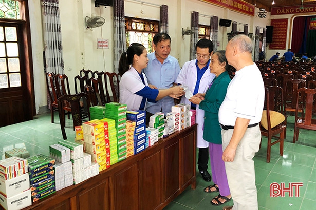 Khám, cấp thuốc miễn phí cho 100 cựu TNXP ở thị trấn Đức Thọ