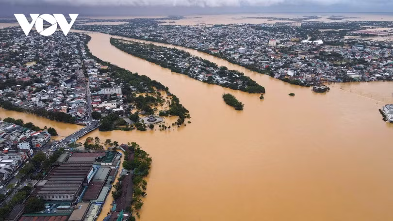 Toàn cảnh thành phố Huế ngập trong nước lũ nhìn từ trên cao