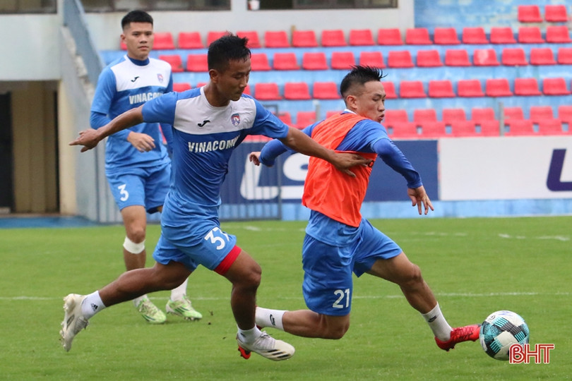 Than Quảng Ninh làm quen sân Hà Tĩnh chuẩn bị trận tái đấu vào chiều mai