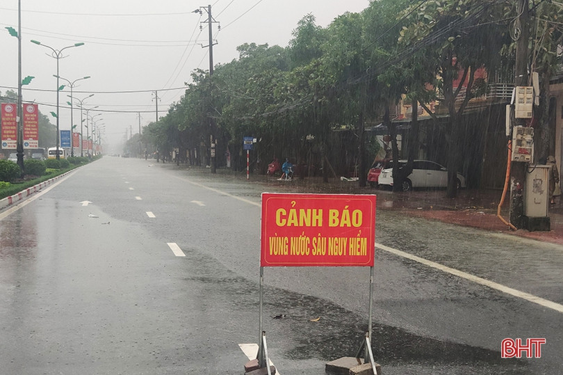 Phần lớn tuyến đường ngập sâu, người dân TP Hà Tĩnh bì bõm di chuyển về nhà