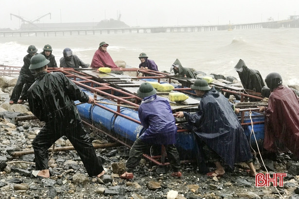 Bí thư Tỉnh ủy Hoàng Trung Dũng kiểm tra tình hình sạt lở tại TX Kỳ Anh