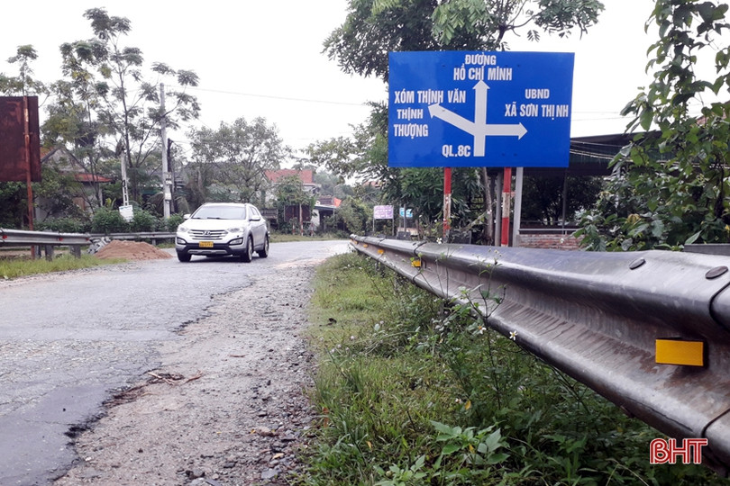 Sau phản ánh của Báo Hà Tĩnh, “mắt” phản quang trên tuyến quốc lộ 8C được khắc phục