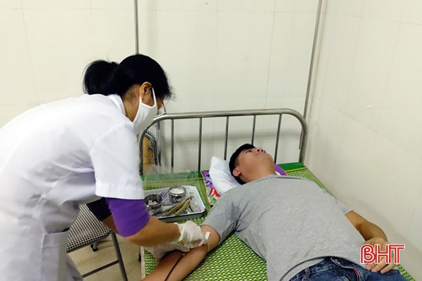 2 chiến sỹ công an vượt mưa gió hiến máu cứu người