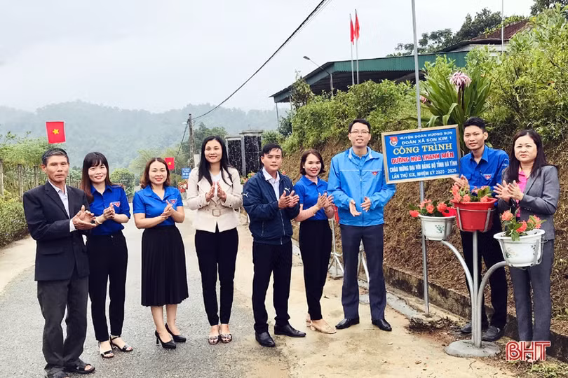Tuổi trẻ xã biên giới làm đường hoa chào mừng Đại hội Đảng bộ Hà Tĩnh