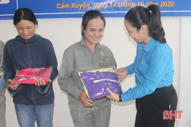Trao tặng 300 bộ áo dài cho nữ công nhân các doanh nghiệp ở Hà Tĩnh