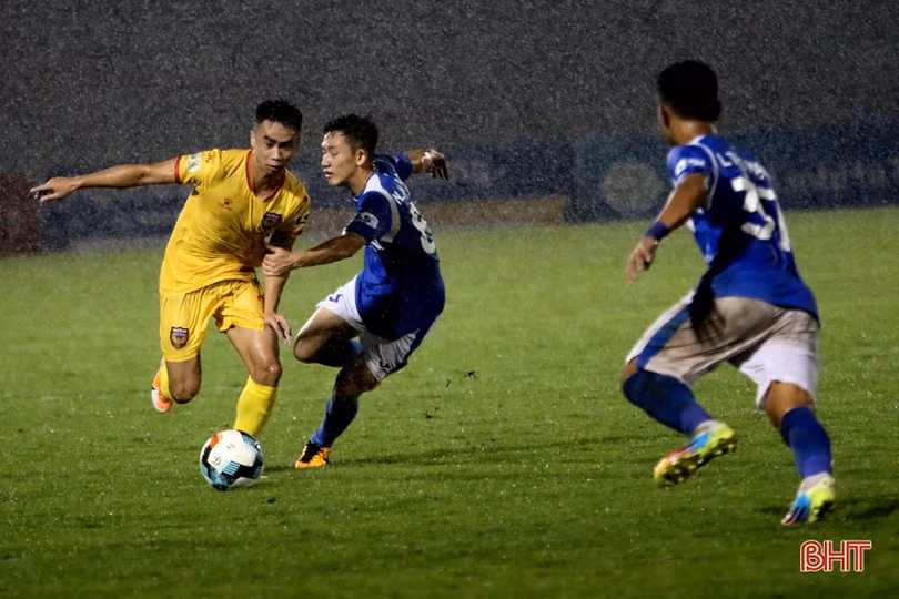 Hồng Lĩnh Hà Tĩnh chia điểm với Than Quảng Ninh