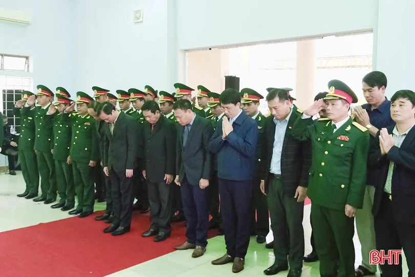 Lãnh đạo Hà Tĩnh thăm viếng, trao quà hỗ trợ đồng bào miền Trung bị ảnh hưởng lũ lụt