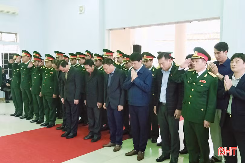 Lãnh đạo Hà Tĩnh thăm viếng, trao quà hỗ trợ đồng bào miền Trung bị ảnh hưởng lũ lụt