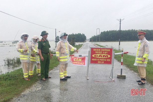 Công an Hà Tĩnh huy động 100% quân số ứng phó với mưa lũ