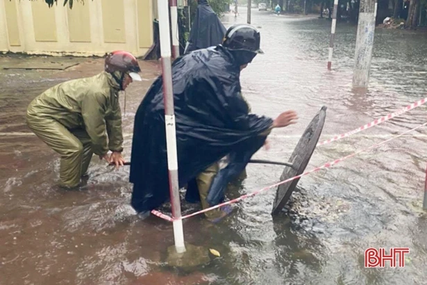 Trực cống tháo nước, ứng phó diễn biến mới của mưa lũ tại TP Hà Tĩnh