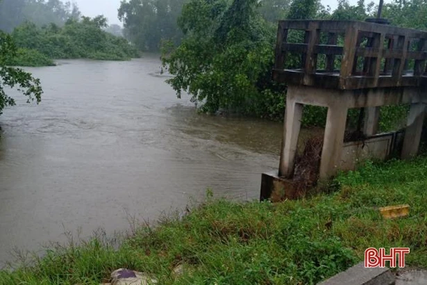 Trực cống tháo nước, ứng phó diễn biến mới của mưa lũ tại TP Hà Tĩnh