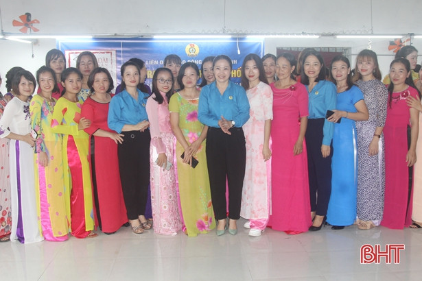 Trao tặng 300 bộ áo dài cho nữ công nhân các doanh nghiệp ở Hà Tĩnh