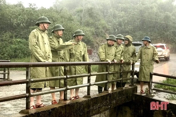 Bí thư Tỉnh ủy Hoàng Trung Dũng kiểm tra tình hình sạt lở tại TX Kỳ Anh