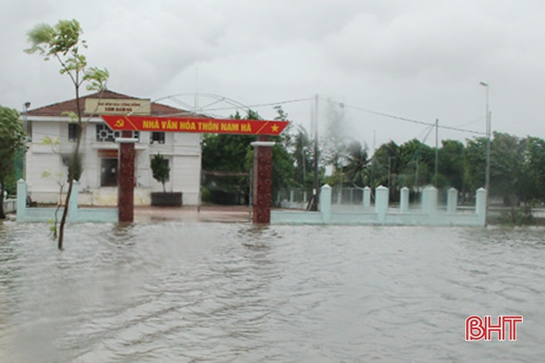 Mưa lớn gây sạt lở mặt kè âu thuyền, đường giao thông nông thôn ở Lộc Hà, Đức Thọ