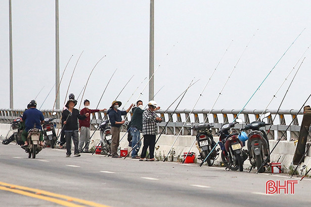 Thản nhiên câu cá trên cầu Cửa Hội nối Nghệ An - Hà Tĩnh