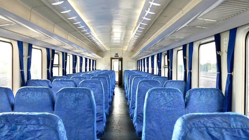 Người dân Lào xếp hàng dài mua vé tàu hỏa trước kỳ nghỉ tết cổ truyền