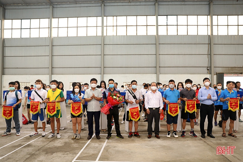 56 vận động viên tham gia tranh tài tại giải cầu lông TX Kỳ Anh năm 2022