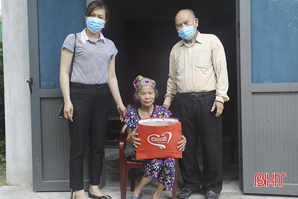 Trao 30 xe lăn cho người khuyết tật ở Can Lộc