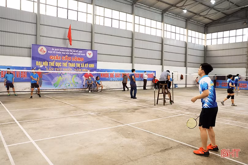 56 vận động viên tham gia tranh tài tại giải cầu lông TX Kỳ Anh năm 2022