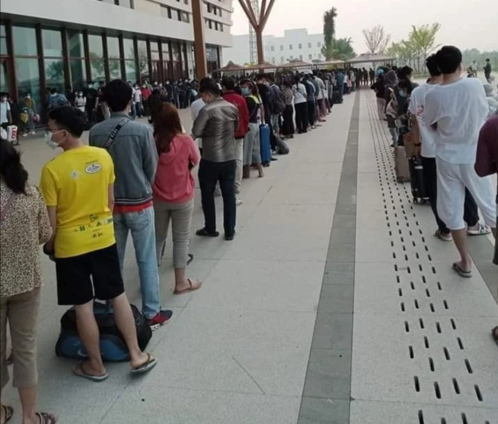 Người dân Lào xếp hàng dài mua vé tàu hỏa trước kỳ nghỉ tết cổ truyền