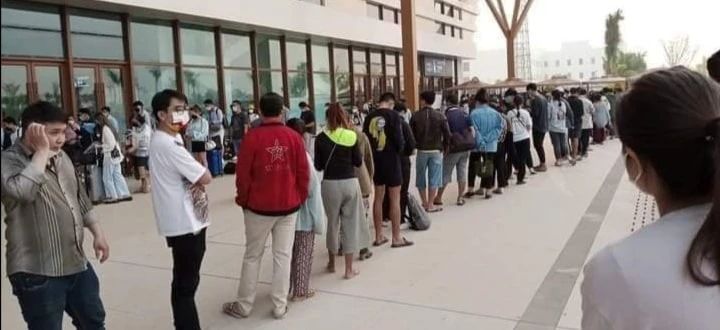 Người dân Lào xếp hàng dài mua vé tàu hỏa trước kỳ nghỉ tết cổ truyền