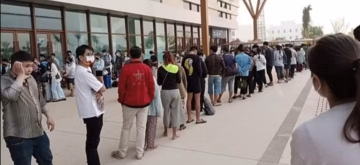 Người dân Lào xếp hàng dài mua vé tàu hỏa trước kỳ nghỉ tết cổ truyền