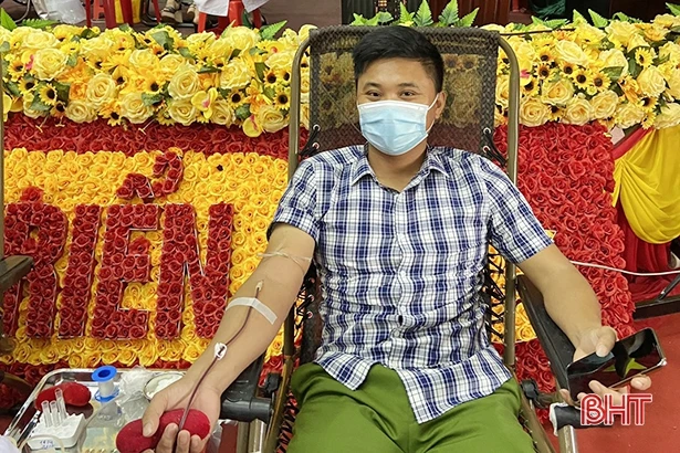 Trưởng Công an xã ở Hà Tĩnh 31 tuổi, 28 lần hiến máu tình nguyện