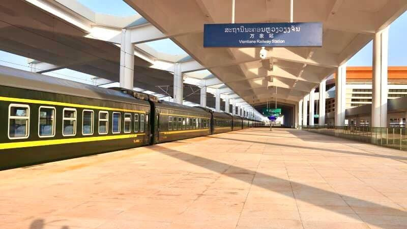 Người dân Lào xếp hàng dài mua vé tàu hỏa trước kỳ nghỉ tết cổ truyền