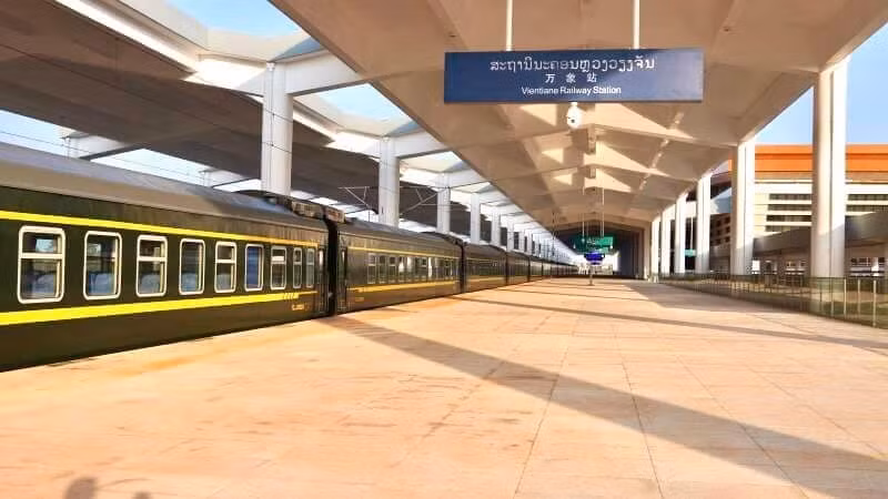 Người dân Lào xếp hàng dài mua vé tàu hỏa trước kỳ nghỉ tết cổ truyền