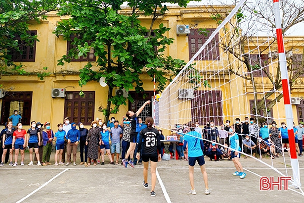 Giải bóng chuyền nữ mở màn chuỗi hoạt động du lịch biển Cẩm Xuyên