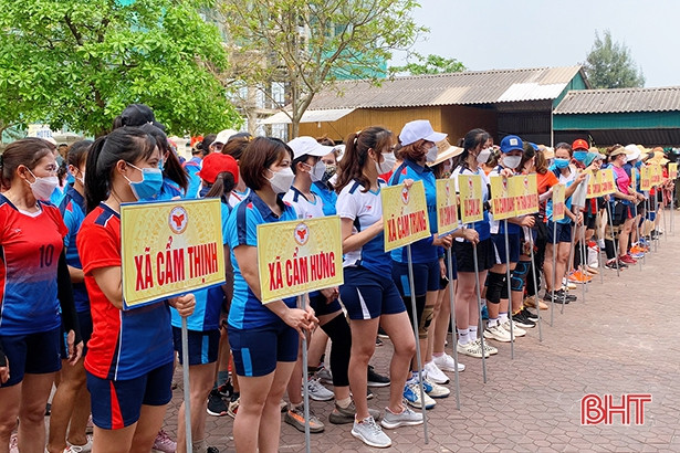 Giải bóng chuyền nữ mở màn chuỗi hoạt động du lịch biển Cẩm Xuyên