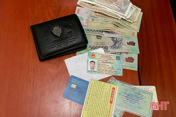 Nhặt được ví tiền, bàn giao công an để tìm người trả lại