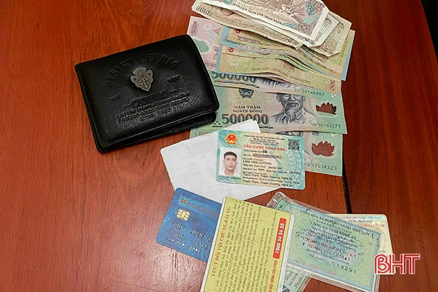 Nhặt được ví tiền, bàn giao công an để tìm người trả lại