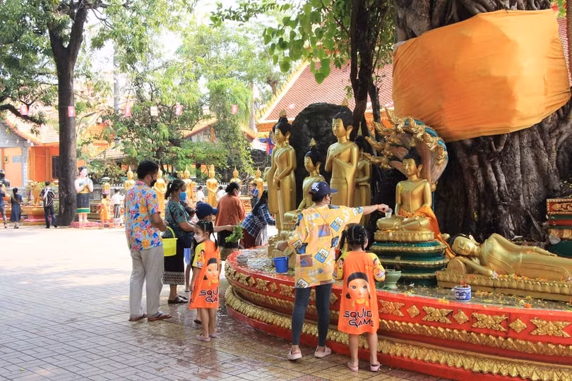 Không khí đón tết cổ truyền Bunpimay ở Lào