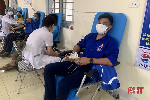 3 cán bộ, đoàn viên ở Hương Sơn vượt 50 km sang Nghệ An hiến máu cứu người