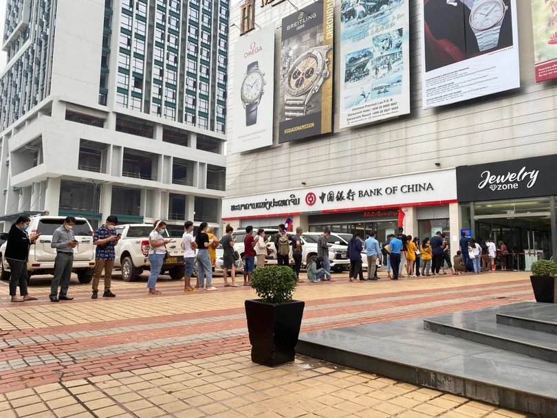 Người dân Lào xếp hàng dài mua vé tàu hỏa trước kỳ nghỉ tết cổ truyền