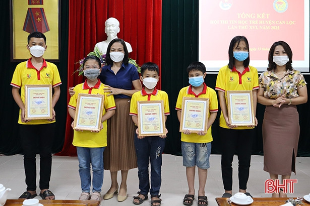 Trao 45 giải tại Hội thi Tin học trẻ cấp huyện Can Lộc