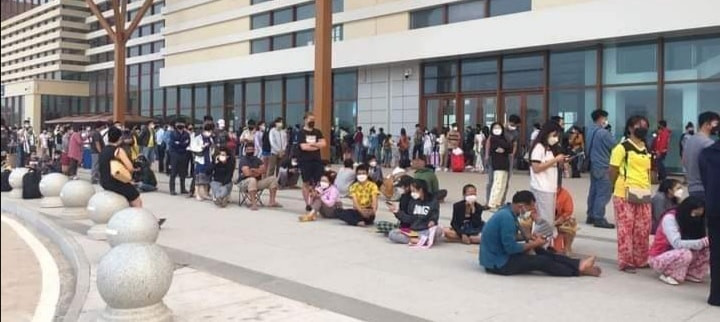 Người dân Lào xếp hàng dài mua vé tàu hỏa trước kỳ nghỉ tết cổ truyền