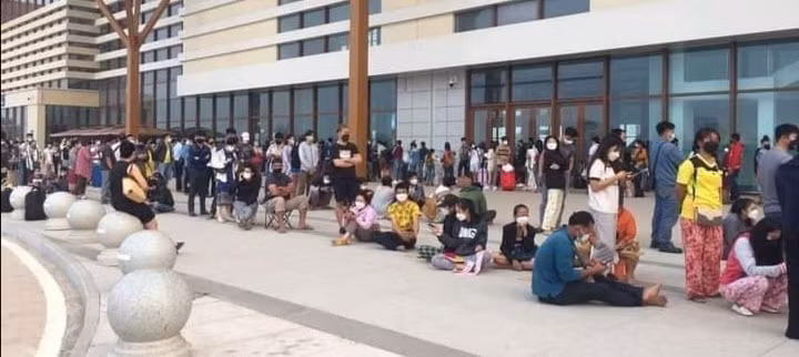 Người dân Lào xếp hàng dài mua vé tàu hỏa trước kỳ nghỉ tết cổ truyền