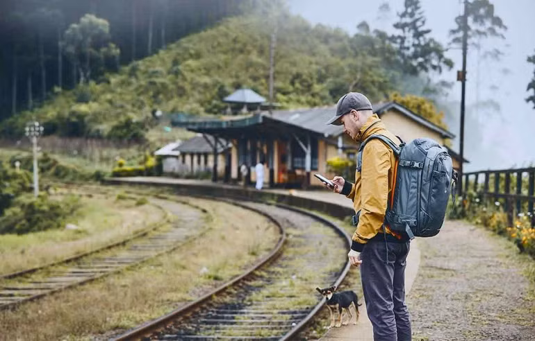 Khách nháo nhào hủy tour, tìm cách rời khỏi quốc gia vừa tuyên bố vỡ nợ