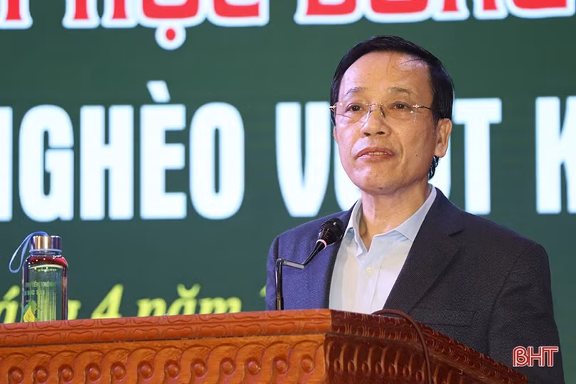 Quỹ Phan Anh trao học bổng trị giá 288 triệu đồng cho 12 học sinh nghèo vượt khó ở Đức Thọ